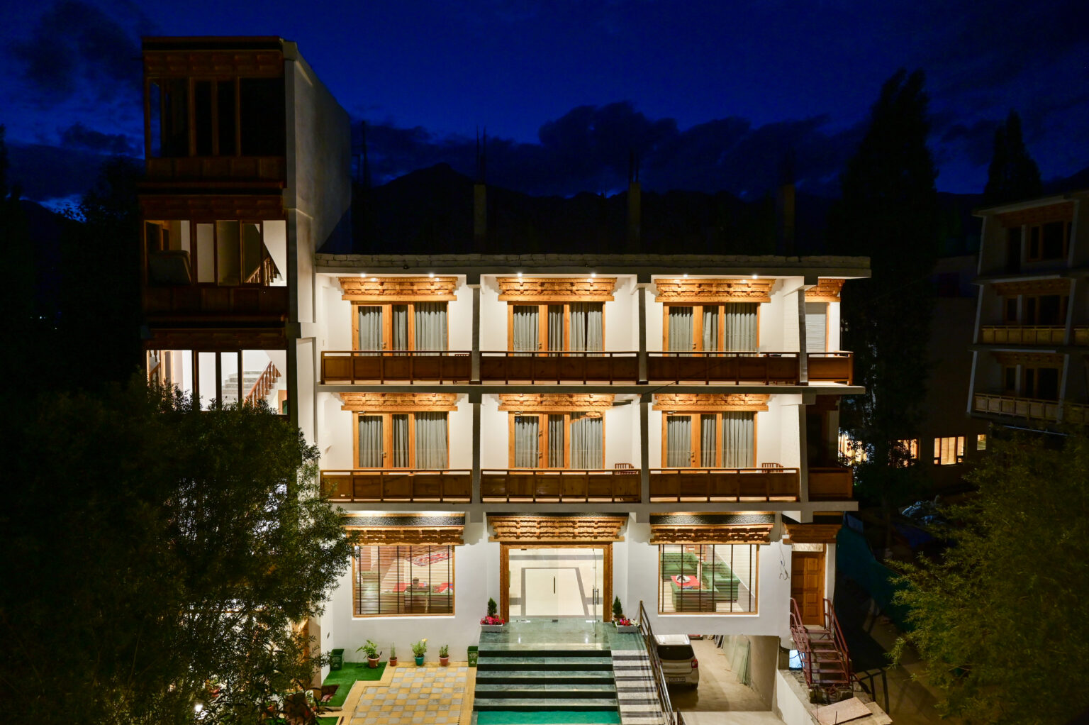 Cheap Kashmir Hotel, Srinagar Hotel Booking, Pahalgm Hotels, Luxury Hotels in Srinagar, Housebat Bookings, Gulmarg Hotel Booking